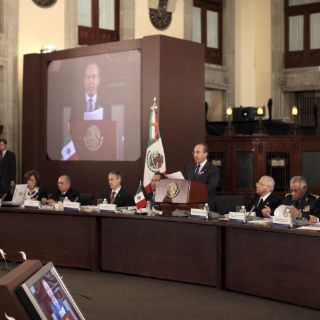 Calderón pide plan alterno para policía confiable