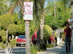 Vecinos de la colonia Providencia colocaron pendones en la zona, donde piden respeto al uso de suelo.  /