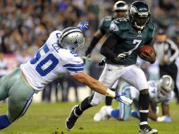 Sean Lee (50) intenta detener Michael Vick (7) durante el partido en Filadelfia. AP  /