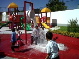 En la calle Tabachín de la colonia, se habilitó un área de juegos infantiles con actividades acuáticas.  /