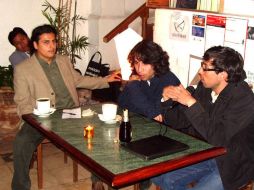 Javier Mardel (ctr) es ensayista y poeta, autor de 'Los fantasmas' (2005). ESPECIAL  /