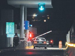 A pesar de las protestas y avisos de bloqueo, las casetas cobraban hasta anoche en los accesos carreteros, a los vecinos de Tonalá.  /