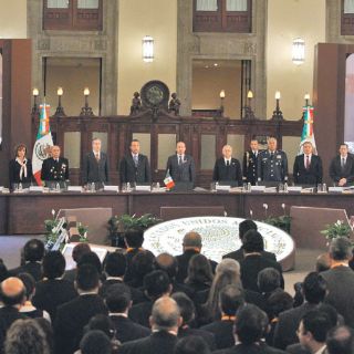 Calderón insiste en plazo para depurar mandos