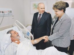 Dilma Rousseff saluda al ex mandantario Luz Inácio Lula da Silva. AP  /