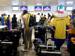Atletas de Colombia esperan en el Aeropuerto de Guadalajara.  /