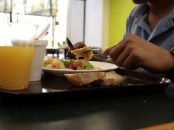 El ejercicio, una dieta balaceada, rica en fibra, baja en sodio y grasas previene el padecimiento de enfermedades cardiovasculares.  /