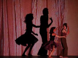 Con muy pocos elementos en el escenario, el espectador tiene la impresión de recorrer una gran variedad de escenografías  /