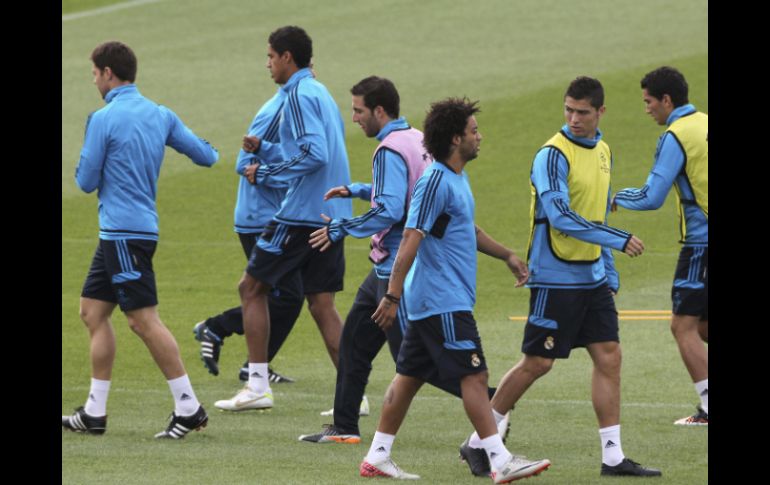 Los jugadores del Real Madrid durante el entrenamiento de hoy en la ciudad deportiva de Valdebebas. EFE  /