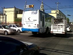 La falla en los semáforos afecta no sólo a los autos, sino además a los transeúntes e incluso al Tren Ligero.  /