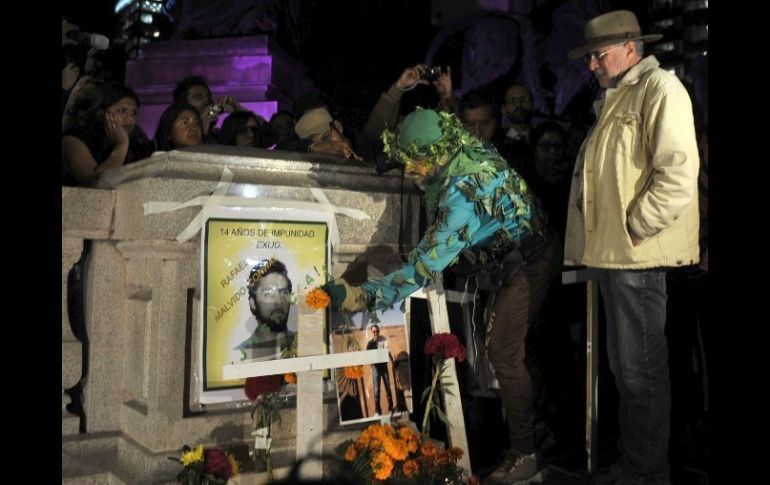 En la víspera de Todos Santos, Sicilia acompañó una ofrenda en el Ángel de Independencia dedicada a las víctimas de la violencia. EFE  /