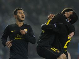 Lionel Messi (C) celebra con sus compañeros Adriano (D) and Thiago Alcantara. AFP  /