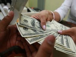 Al cierre de octubre, el dólar cerró en 13.18 pesos, debido a la incertidumbre internacional. ARCHIVO  /