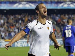 Roberto Soldado festeja uno de los goles que anotó el Valencia en calidad de anfitrión del Bayer. REUTERS  /