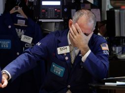 Un corredor hoy en la Bolsa de Nueva York, que perdió 2.48% al cierre. AP  /
