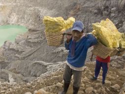 Mineros indonesios denuncian que carecen del equipo y las condiciones de seguridad necesarias para realizar su labor. EFE  /