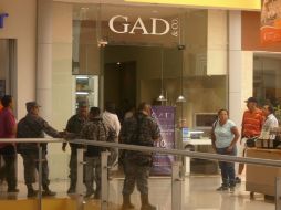 Empleados de la joyería Gal & Con de momento dijeron desconocer el monto de lo robado. ARCHIVO  /