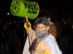 Activistas del movimiento 'Ocupa Wall Street' se disfrazaron de super héroes con motivo de la tradicional fiesta de Halloween. EFE  /