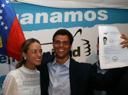 El dirigente nacional de Voluntad Popular, Leopoldo Lopez, muestra su documento de inscripción para las las elecciones en Caracas. EFE  /
