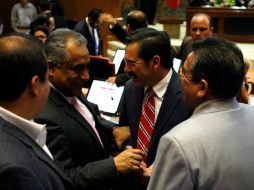 El diputado Raúl Vargas (corbata rosa) lamenta la falta de comunicación y los nulos acuerdos alcanzados.  /