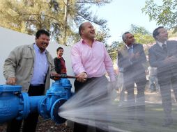 El presidente municipal de Tlajomulco, Enrique Alfaro (derecha), durante la apertura del pozo en El Palomar.  /