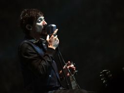 León Larregui, vocalista de la banda, se disculpó ante el público por el retraso.  /