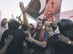 Seguidores del presidente del Consejo Nacional de Transición libio muestran su apoyo. EFE  /