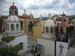 Algunos mausoleos tienen en su interior aire acondicionado, oro, fotos, joyas, camionetas y centros de fiestas. ARCHIVO  /