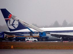 En la imagen, el avión protagonista del aterrizaje de emergencia en Varsovia. EFE  /
