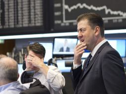 Un experto en bolsa consulta la información de los mercados en el parqué de Fráncfort. EFE  /