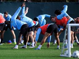 Los miembros del Manchester calientan durante un entrenamiento previo a su encuentro con el Villarreal. REUTERS  /