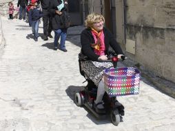 La Dra. Sue Zieman en su moto, llamada 'Bella' que le ayuda a moverse a pesar de las articulaciones hinchadas. AP  /