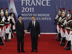 El presidente francés, Nicolás Sarkozy, recibe a su homólogo chino, Hu Jintao a un día de celebrarse el G20. EFE  /