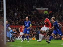 Antonio Valencia anota el primer gol del encuentro. REUTERS  /