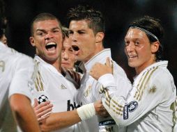 Cristiano Ronaldo (c) celebra con sus compañeros tras una anotación. REUTERS  /