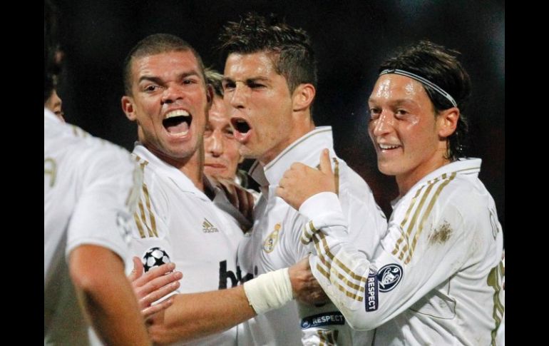 Cristiano Ronaldo (c) celebra con sus compañeros tras una anotación. REUTERS  /