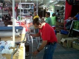 Los comerciantes del tianguis navideño en el Jardín Reforma o San José comenzaron el montaje de sus puestos.  /