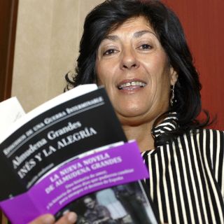 Felicita Conaculta a Almudena Grandes por Premio Sor Juana
