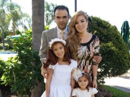 Enrique Calderón y Ana María Cuevas con Ana María y Victoria Calderón.  /