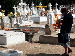 En este día festivo las personas aprovechan para lavar las tumbas y llevarles flores a sus difuntos.  /