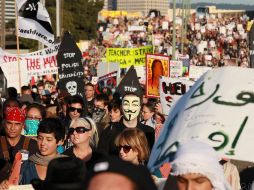 Aproximadamente tres mil manifestantes del movimiento Ocupemos Wall Street  bloquean el quinto puerto más importante de EU. AFP  /