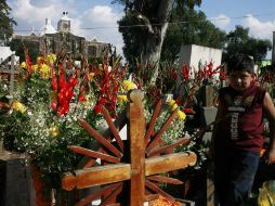 Los cementerios se llenan de visitantes y flores para los que ya se fueron. ARCHIVO  /