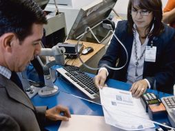 El presidente municipal de Tlaquepaque, Miguel Castro pagando en febrero de 2011 el consumo municipal de agua.  /