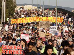 Manifestantes del movimiento Ocupemos Wall Street obligaron al cierre de las operaciones del puerto de Oakland. AP  /