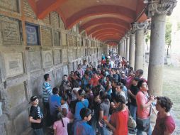 Año con año, el Panteón de Belén es uno de los más visitados en la Perla tapatía.  /