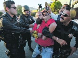 En el momento de una manifestación en nombre de las víctimas de la violencia,  arrestaron a varios miembros de la protesta. REUTERS  /
