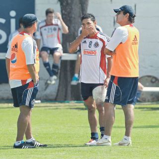 Chivas configura once titular sin Fabián ni Medina