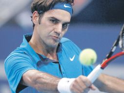 El tenista suizo Roger Federer regresa la pelota a su rival, el finlandés Jarkko Nieminen.  /