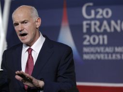 El primer ministro griego, Yorgos Papandreu, durante una conferencia de prensa en Cannes. EFE  /