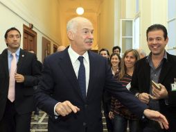 El primer ministro de Grecia, Yorgos Papandréu, a su llegada a la reunión que ha mantenido con su grupo parlamentario. EFE  /
