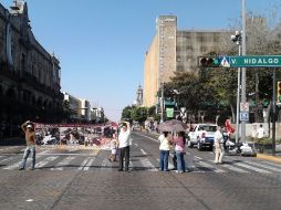 Los manifestantes se instalaron en los pórticos del Palacio Municipal donde expusieron sus mercancías.  /